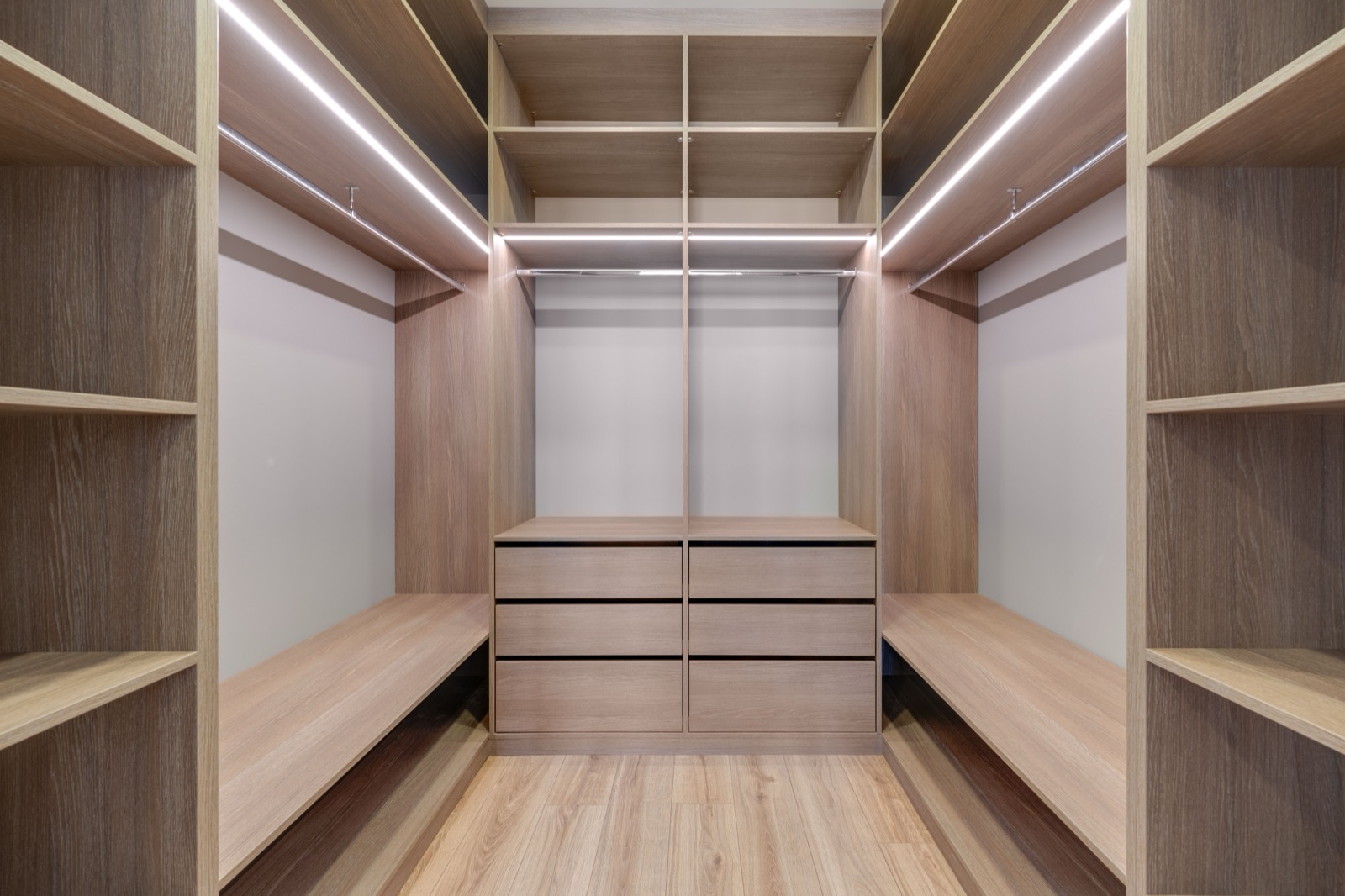 Begehbarer Kleiderschrank mit offenen Fächern