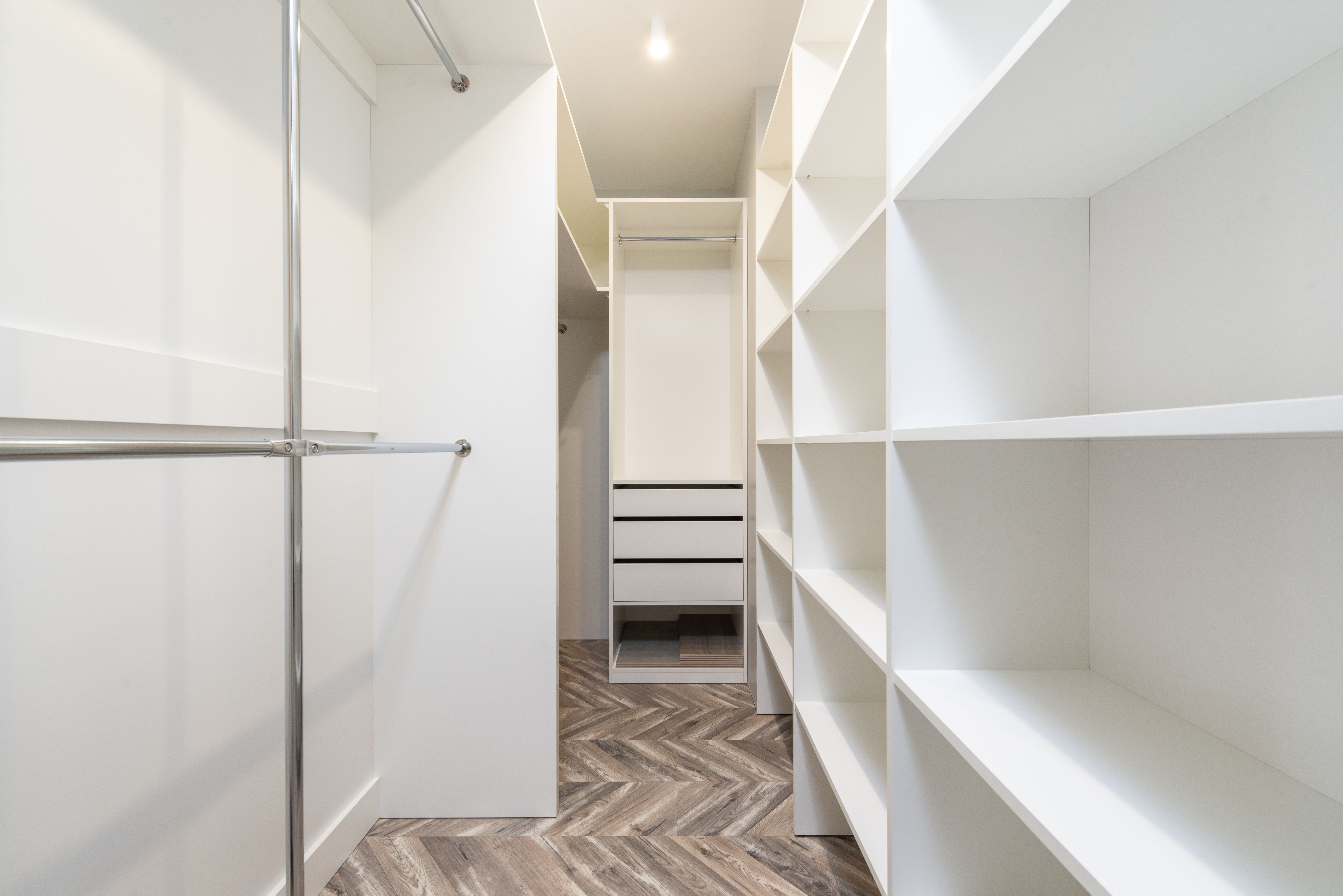 Begehbarer Kleiderschrank mit offenen Regalen