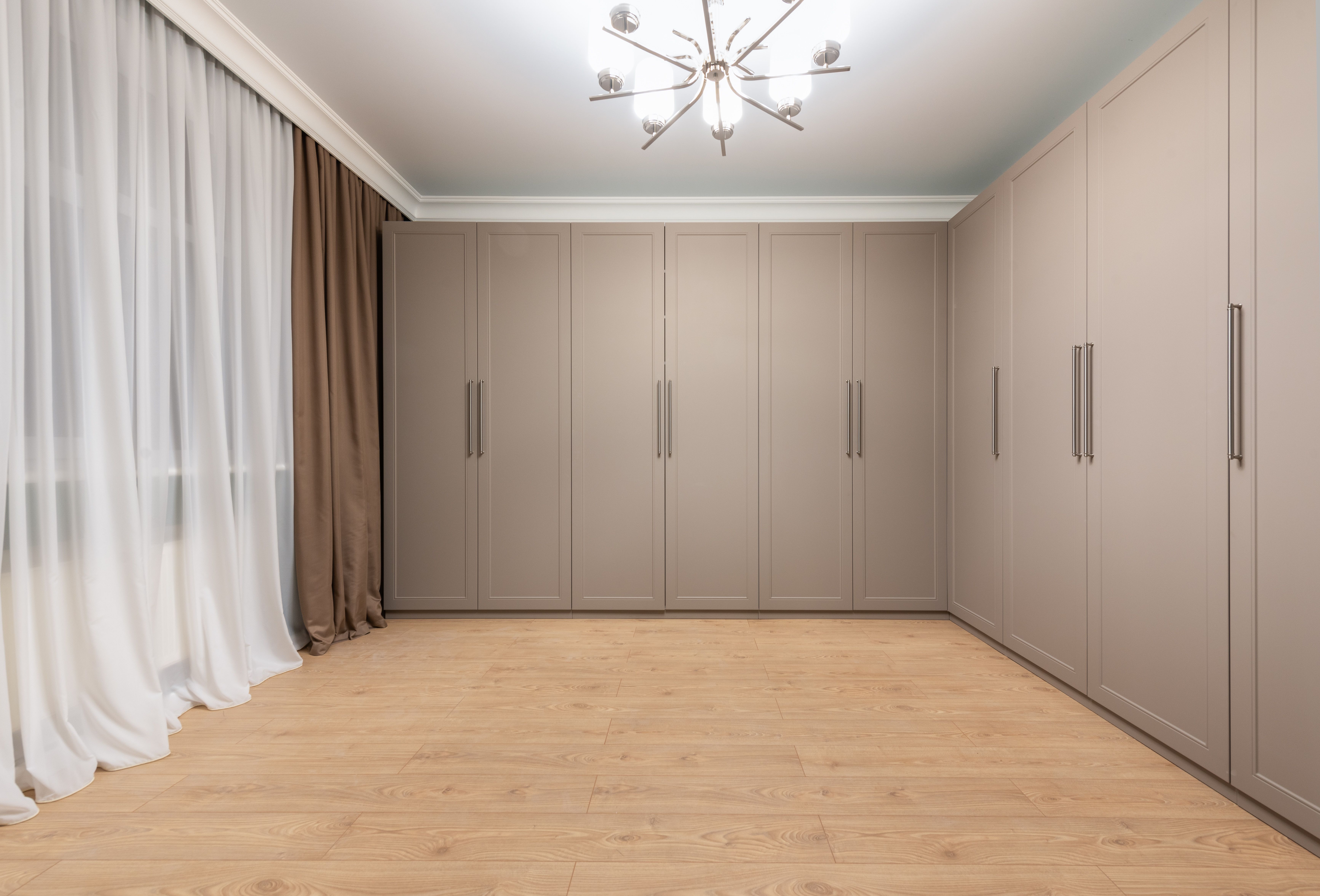 Eingebaute Schrankwand vom Boden bis zur Decke